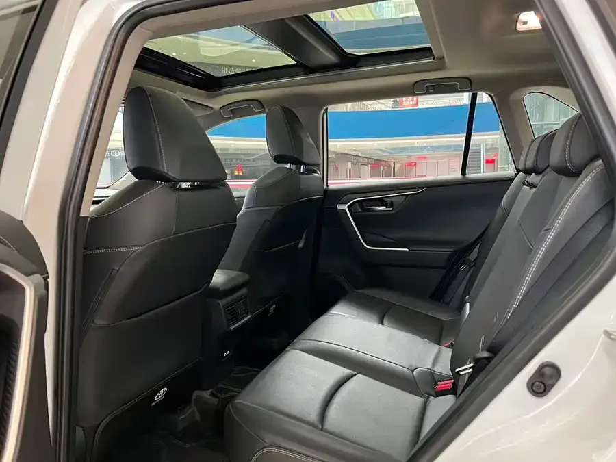 Toyota RAV4 RAV4 2023 2.0L CVT 2WD 20th Anniversary Platinum Edition 2024 — миниатюра 3