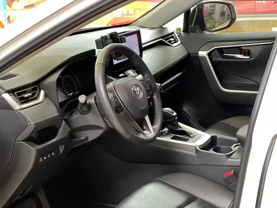 Toyota RAV4 RAV4 2023 2.0L CVT 2WD 20th Anniversary Platinum Edition 2024 — миниатюра 4