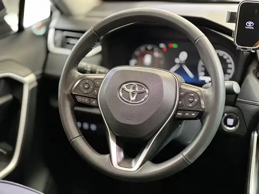 Toyota RAV4 RAV4 2023 2.0L CVT 2WD 20th Anniversary Platinum Edition 2024 — миниатюра 5