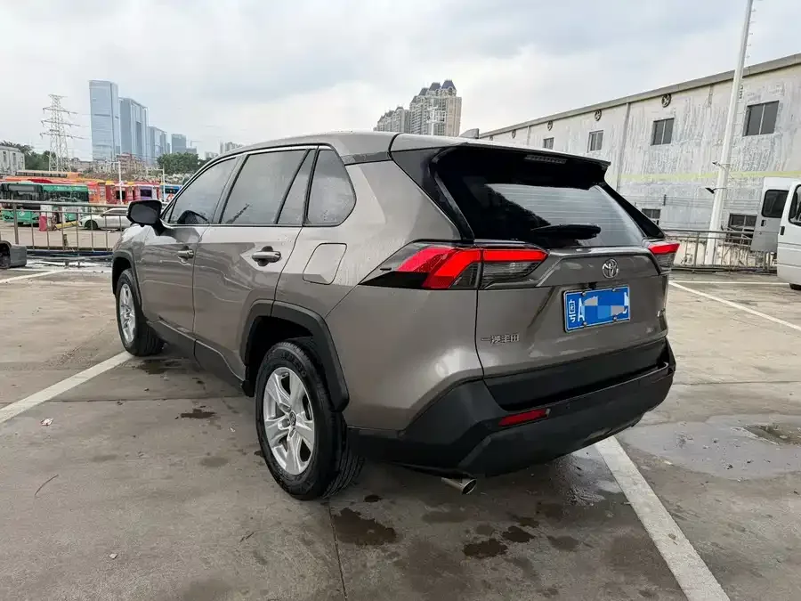 Toyota RAV4 RAV4 Rongfang 2022 2.0L CVT 2WD Fashion Edition 2022 — миниатюра 2
