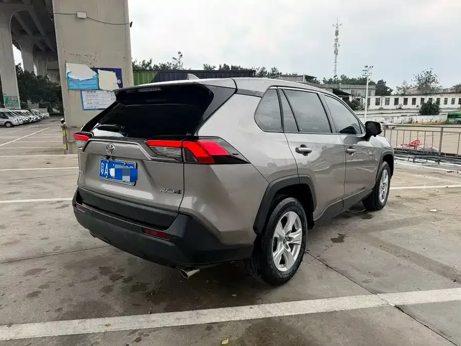 Toyota RAV4 RAV4 Rongfang 2022 2.0L CVT 2WD Fashion Edition 2022 — миниатюра 4
