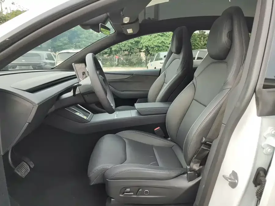 Tesla Model YL Model YL 2025 long-range all-wheel drive version 2025 — миниатюра 2