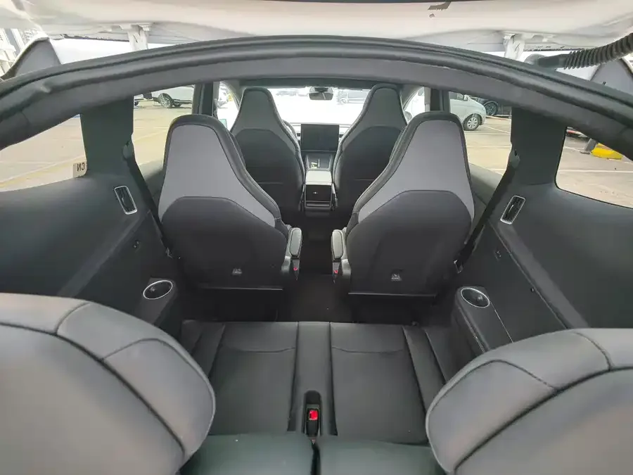 Tesla Model YL Model YL 2025 long-range all-wheel drive version 2025 — миниатюра 3