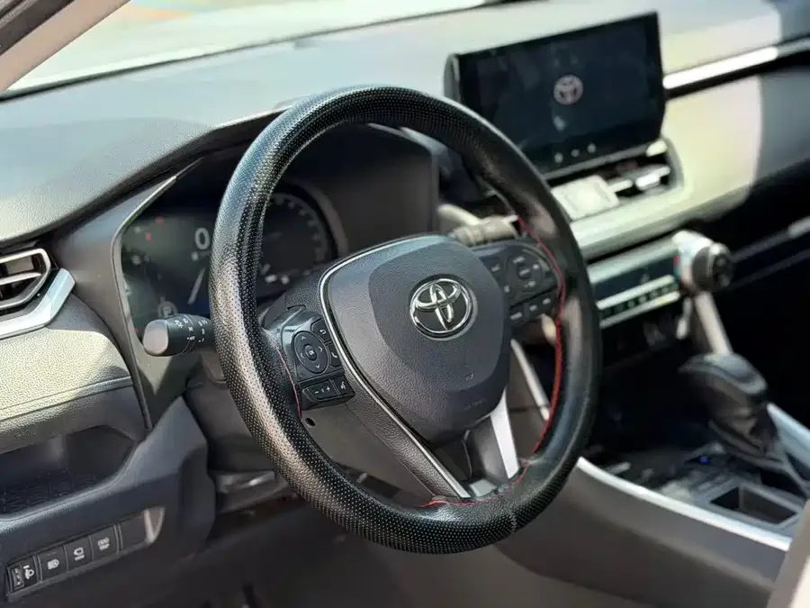 Toyota RAV4 RAV4 2023 2.0L CVT 2WD 20th Anniversary Platinum Edition 2023 — миниатюра 2