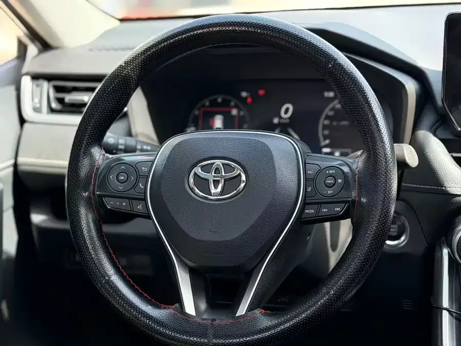 Toyota RAV4 RAV4 2023 2.0L CVT 2WD 20th Anniversary Platinum Edition 2023 — миниатюра 3