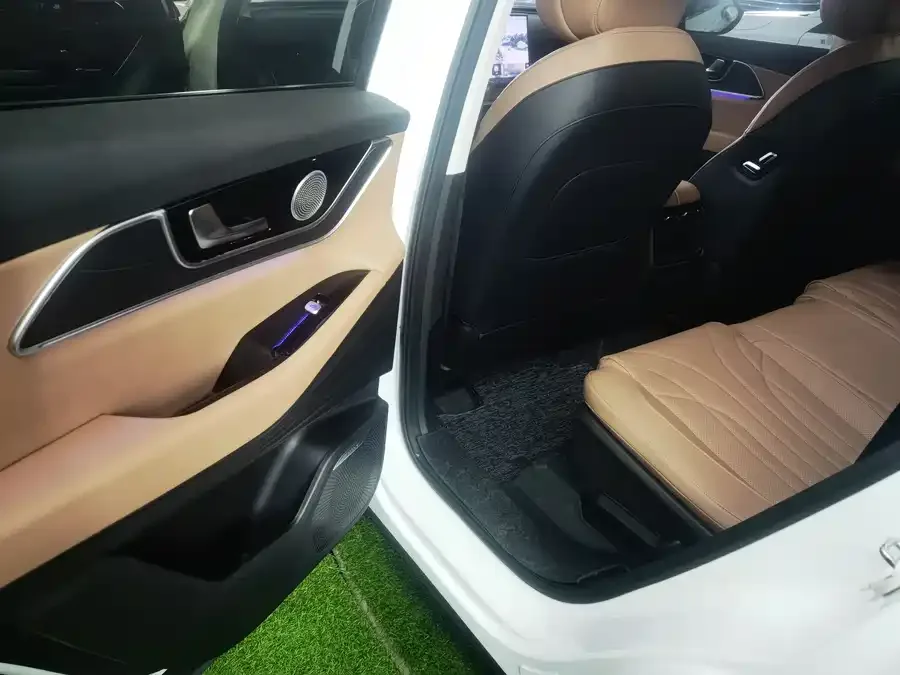 Chery Tiggo 8L Tiggo 8L 2024 2.0T 2WD Luxury Edition 7 Seaters 2024 — миниатюра 2