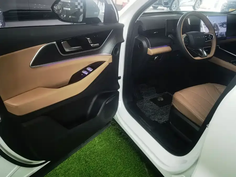 Chery Tiggo 8L Tiggo 8L 2024 2.0T 2WD Luxury Edition 7 Seaters 2024 — миниатюра 4