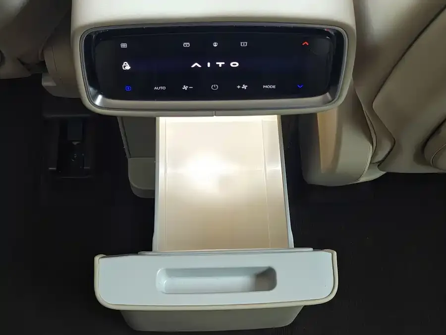 AITO M9 M9 2024 Extended Range Ultra Edition 42kWh 6-seater Edition 2024 — миниатюра 3