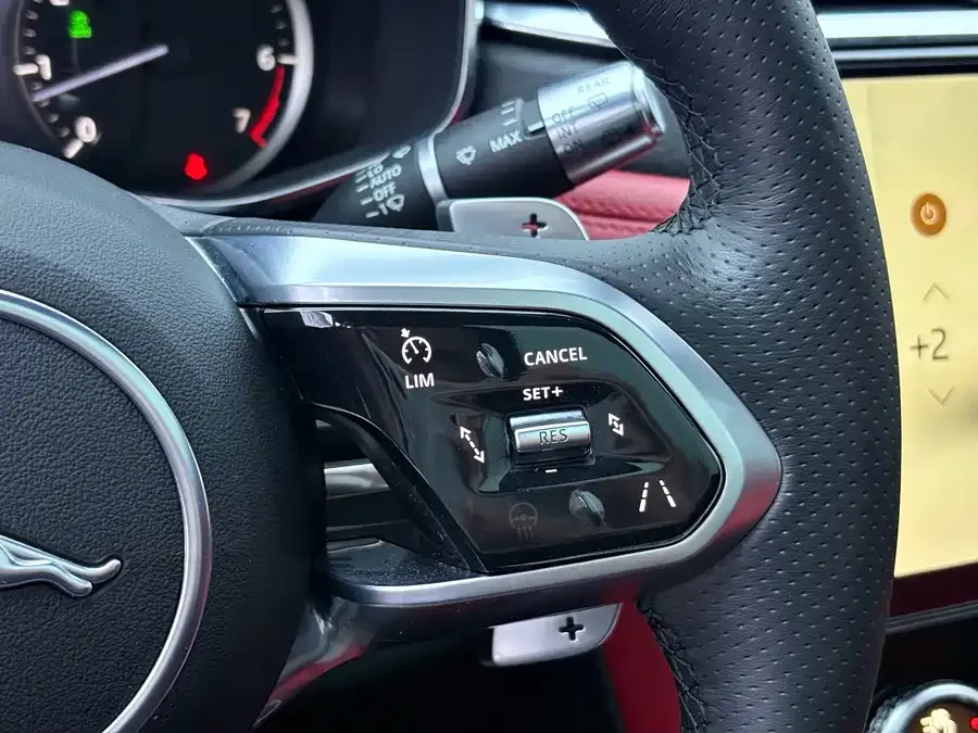 Jaguar F-Pace 2023 P250 R-Dynamic BLACK 2023 — миниатюра 5