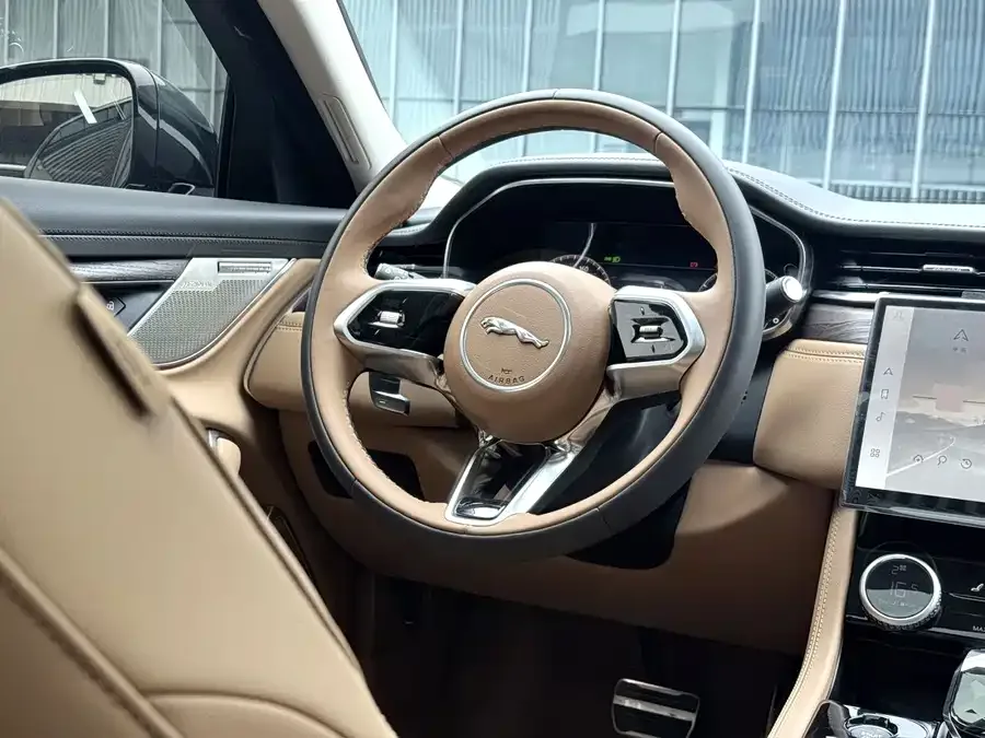 Jaguar XFL 2025 2.0T P250 Two-Wheel Drive Premium Luxury Edition 2026 — миниатюра 4