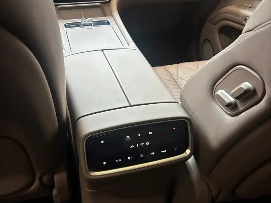 AITO M9 M9 2024 Extended Range Ultra Edition 52kWh 6-seater Edition 2025 — миниатюра 4