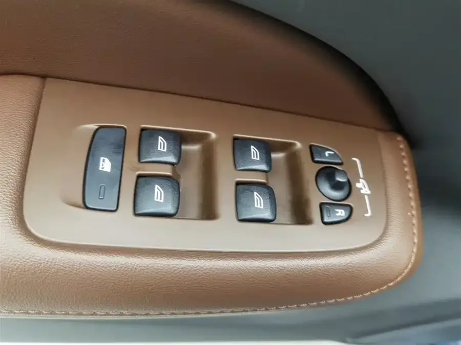 Volvo S60 2023 B4 Zhiyi Luxury Edition 2022 — миниатюра 3
