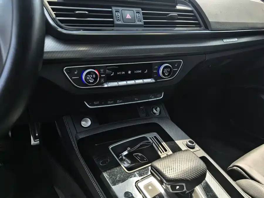 Audi Q5L 2024 40 TFSI Luxury Dynamic Edition 2024 — миниатюра 3