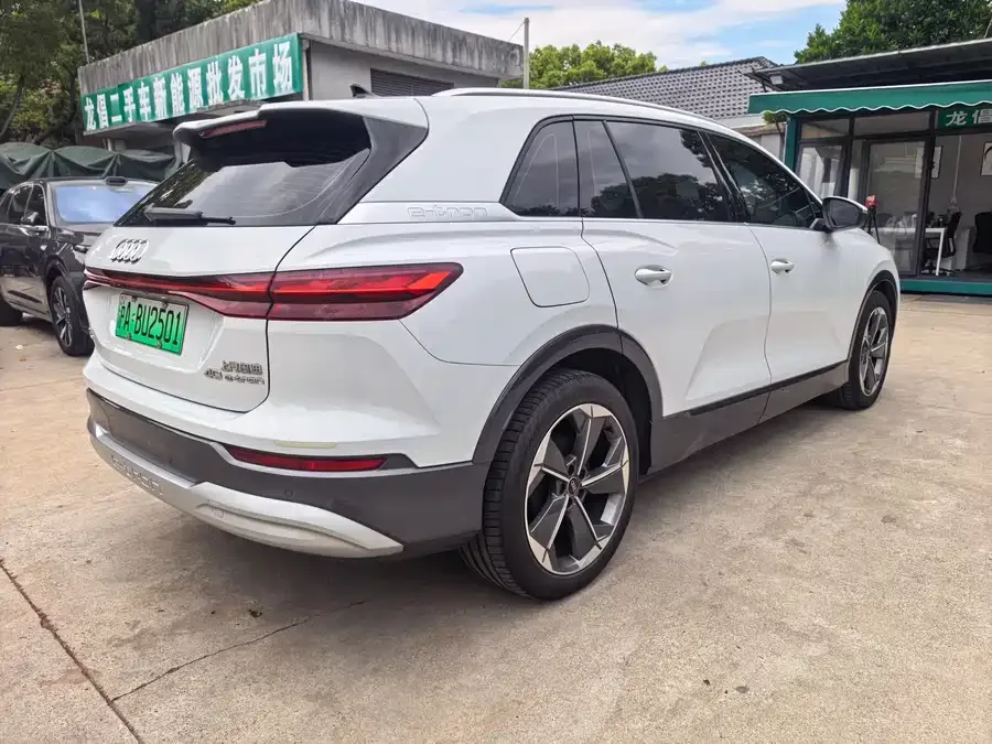 Audi Q5 e-tron 2022 40 e-tron star-shaped brocade suit 2023 — миниатюра 2