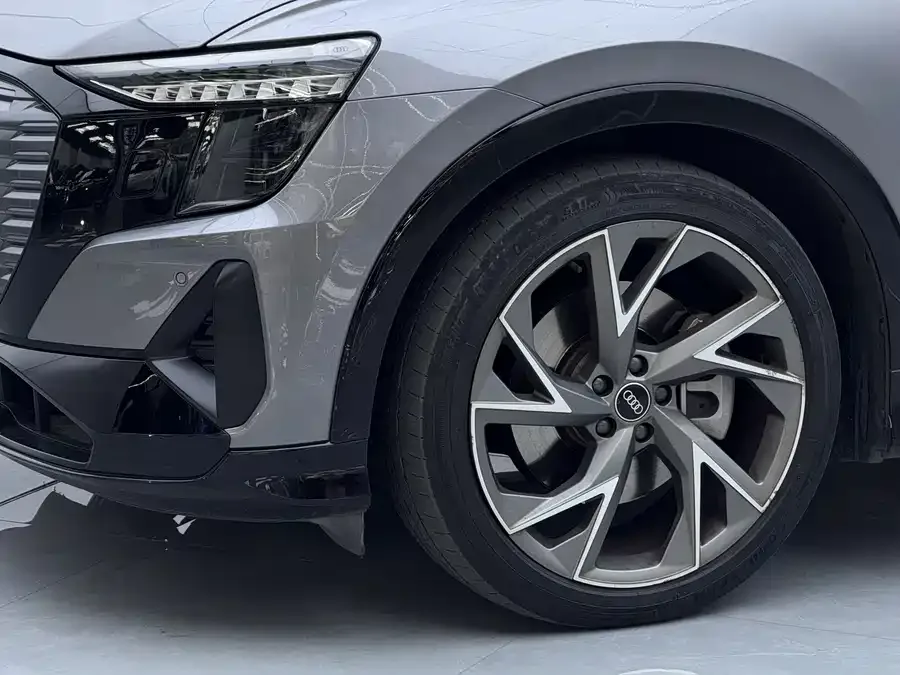 Audi Q5 e-tron 2022 40 e-tron Star-type mecha suit daily version 2022 — миниатюра 2