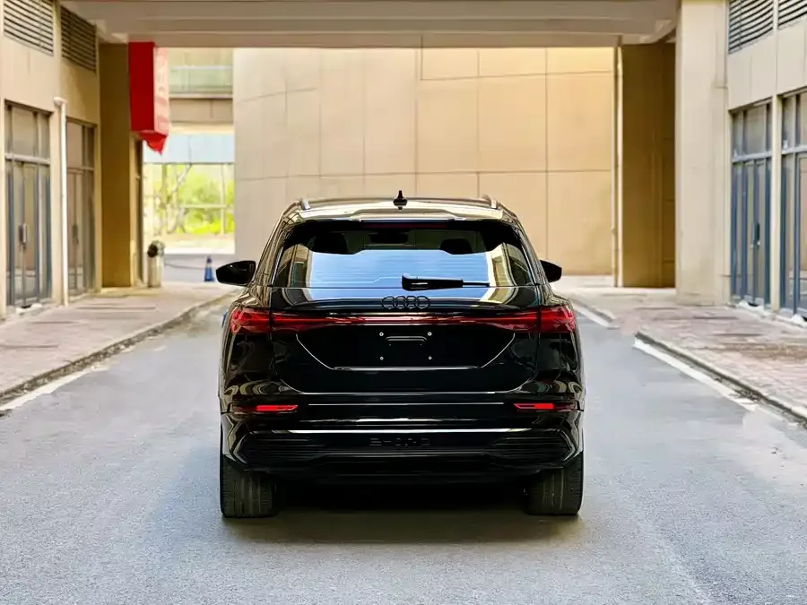 Audi Q5 e-tron 2023 40 e-tron Starry Edition Clothing Set 2023 — миниатюра 3