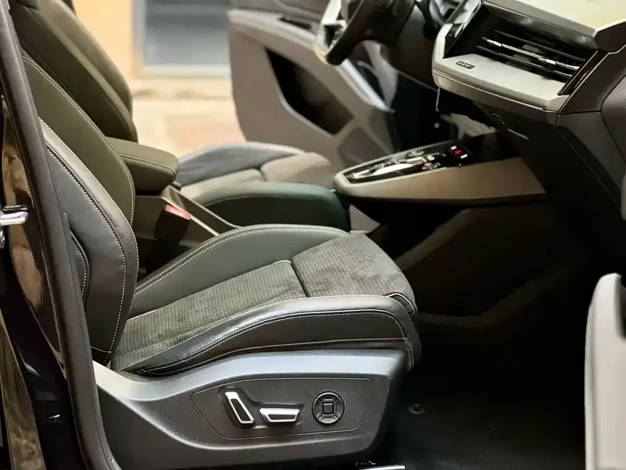 Audi Q5 e-tron 2023 40 e-tron Starry Edition Clothing Set 2023 — миниатюра 4