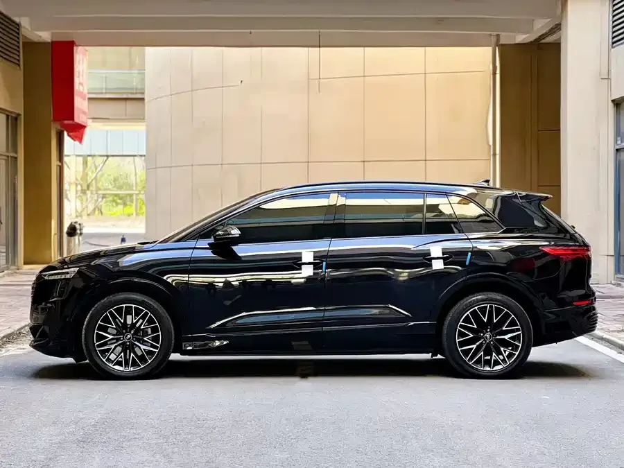 Audi Q5 e-tron 2023 40 e-tron Starry Edition Clothing Set 2023 — миниатюра 5