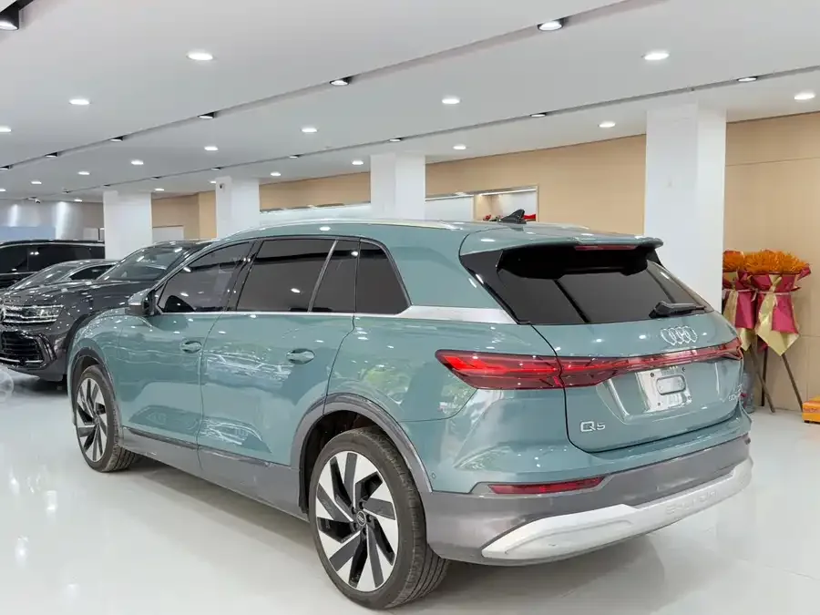 Audi Q5 e-tron 2023 50 e-tron quattro glory suit 2023 — миниатюра 3