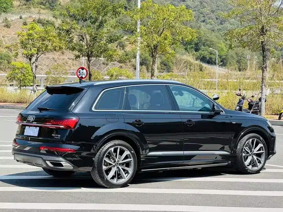 Audi Q7 2022 55 TFSI quattro S line sports model 2022 — миниатюра 5