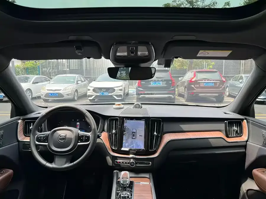 Volvo XC60 Plug-in Hybrid 2024 T8 Plug-in Hybrid Long-range Four-wheel Drive Zhiyuan Luxury Edition 2023 — миниатюра 4