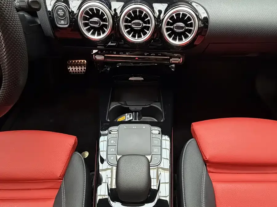 Mercedes-Benz A-Class AMG Mercedes-Benz A-Class AMG 2024 facelift AMG A 35 L 4MATIC 2024 — миниатюра 3