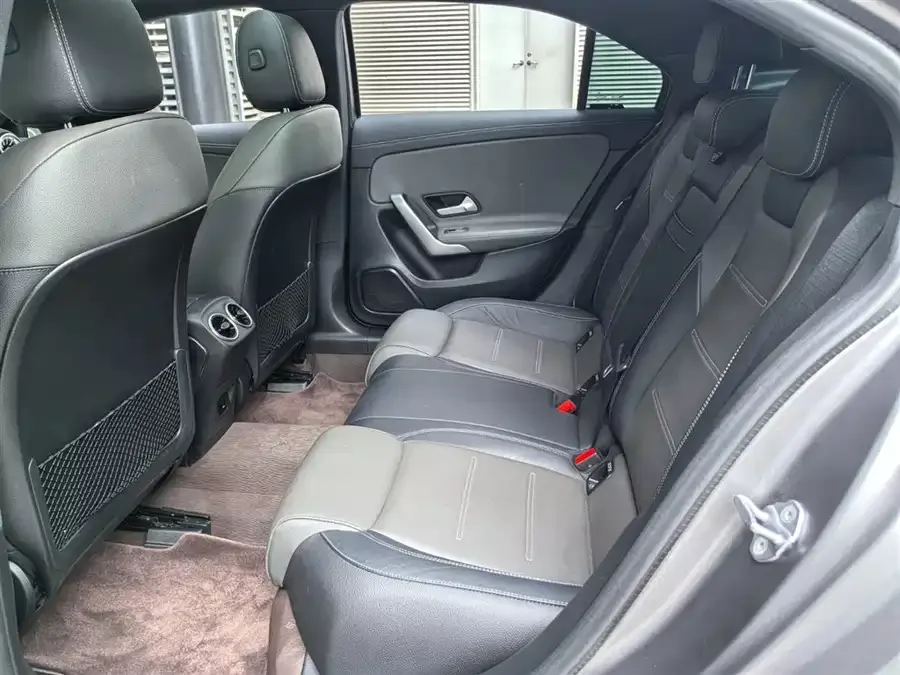 Mercedes-Benz A-Class AMG Mercedes-Benz A-Class AMG 2023 AMG A 35 L 4MATIC 2023 — миниатюра 4