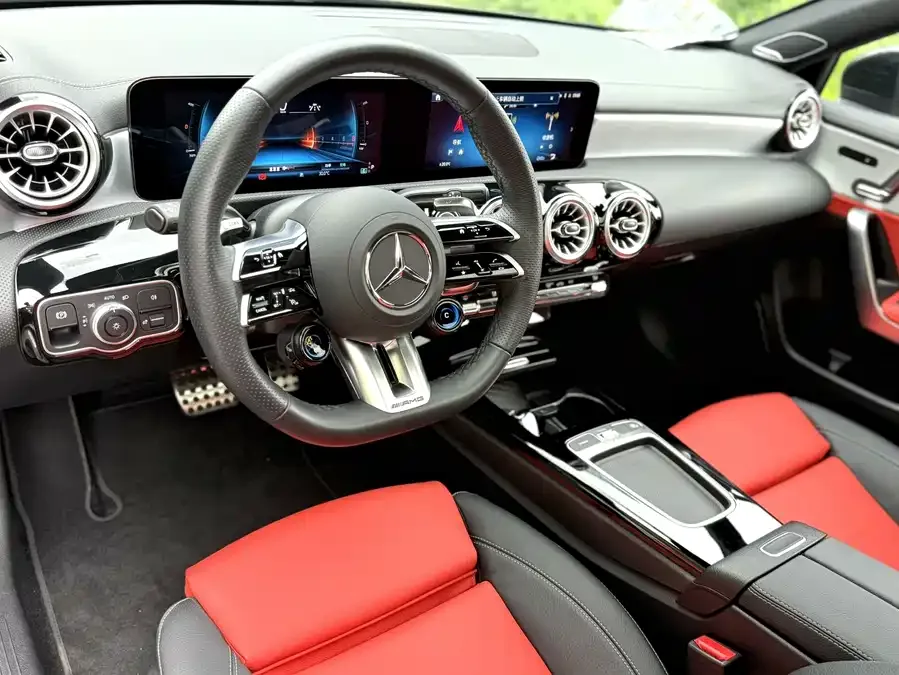 Mercedes-Benz A-Class AMG Mercedes-Benz A-Class AMG 2025 AMG A 35 L 4MATIC 2025 — миниатюра 3