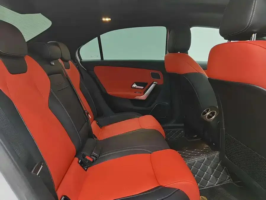 Mercedes-Benz A-Class AMG Mercedes-Benz A-Class AMG 2025 AMG A 35 L 4MATIC 2025 — миниатюра 3