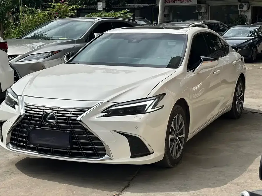 Lexus ES 2025
