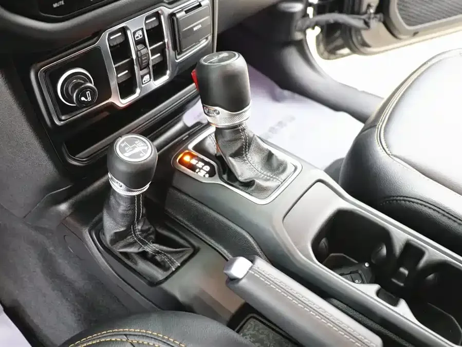 Jeep Wrangler Wrangler 2024 2.0T Sahara 4-door version 2025 — миниатюра 4