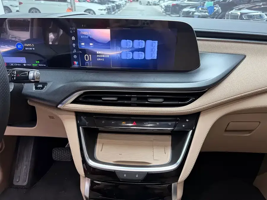 Buick GL8 New Energy Buick GL8 PHEV 2025 Land Cruiser Premium Edition 2025 — миниатюра 3