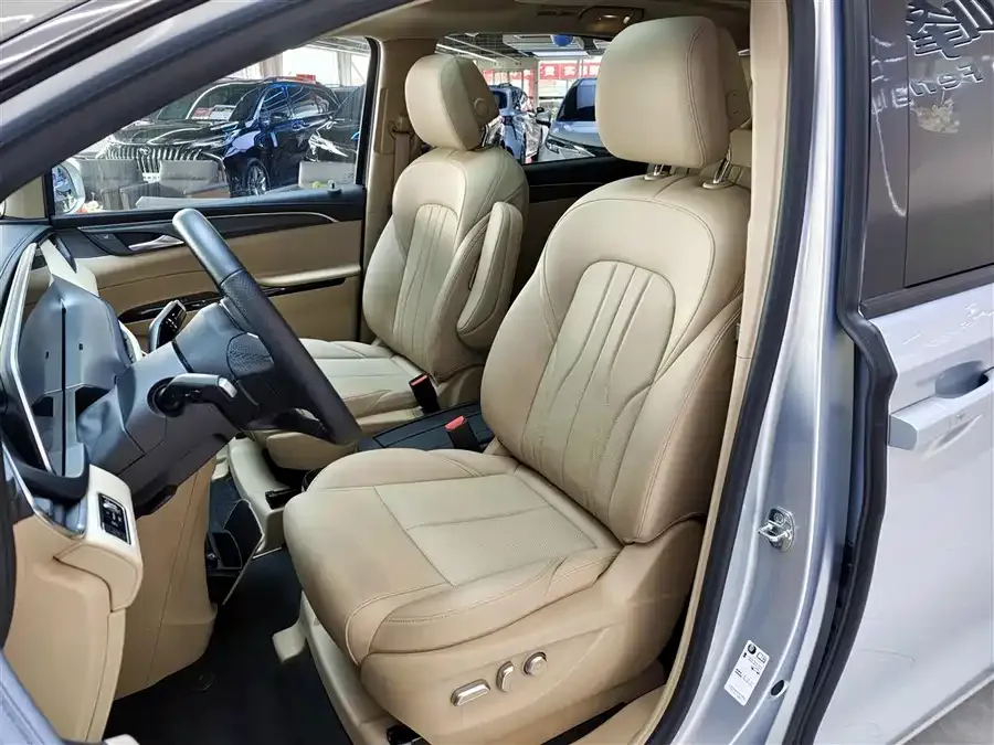 Buick GL8 New Energy Buick GL8 PHEV 2025 Land Cruiser Premium Edition 2025 — миниатюра 2