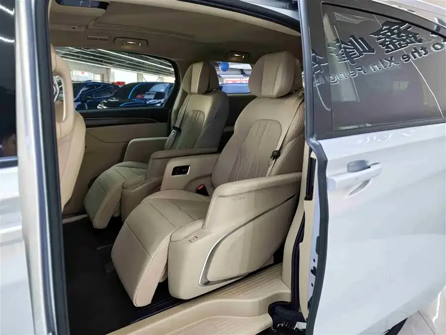 Buick GL8 New Energy Buick GL8 PHEV 2025 Land Cruiser Premium Edition 2025 — миниатюра 4