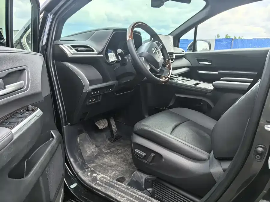 Toyota Sienna SIENNA 2024 2.5L Hybrid 4WD Luxury Edition 2025 — миниатюра 4