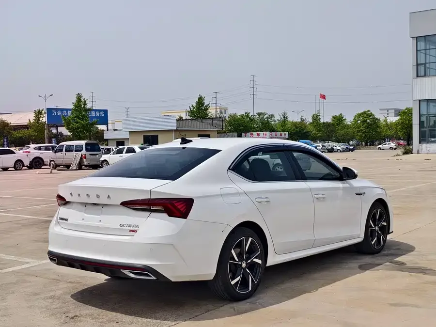 Skoda Octavia Octavia 2022 PRO TSI280 Luxury Edition 2022 — миниатюра 4