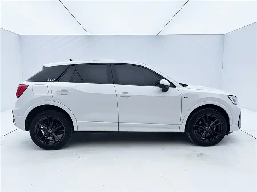 Audi Q2L 2022 35 TFSI aggressive and dynamic model 2022 — миниатюра 3