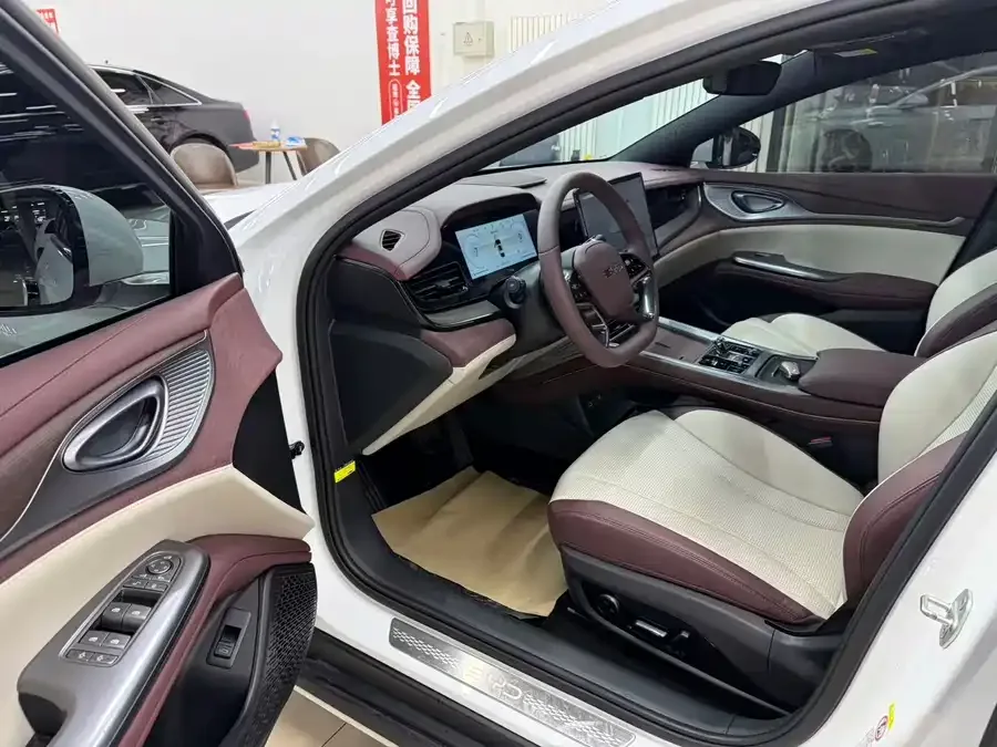 BYD Seal Haibao 2024 Glory Edition DM-i 1.5L 121km Premium Edition 2023 — миниатюра 5