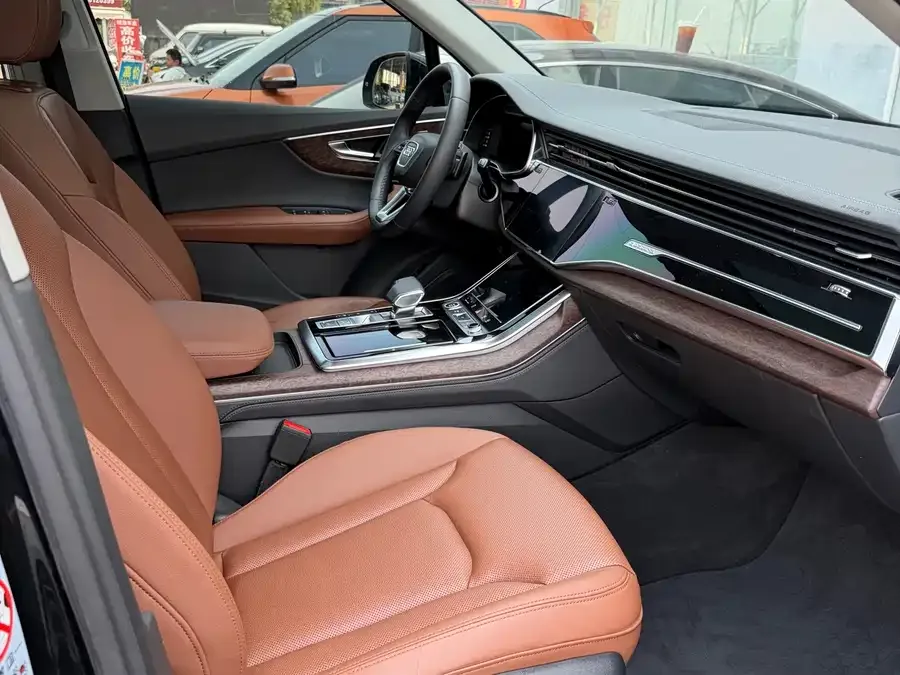 Audi Q7 2023 45 TFSI quattro S line sports model 2023 — миниатюра 2