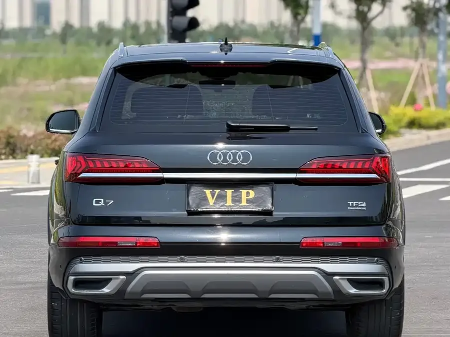 Audi Q7 2023 45 TFSI quattro S line sports model 2023 — миниатюра 5