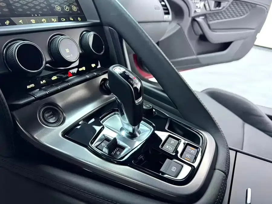 Jaguar F-Type 2024 P300 75th Anniversary Collection Hardtop Edition 2024 — миниатюра 5