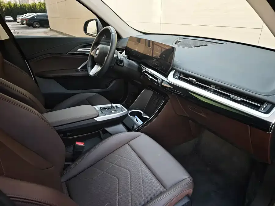 BMW iX1 2025 eDrive25L X Design Package 2024 — миниатюра 4
