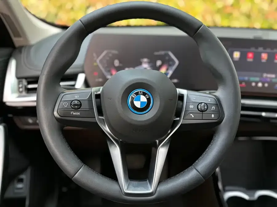 BMW iX1 2023 eDrive25L X Design Package 2024 — миниатюра 3