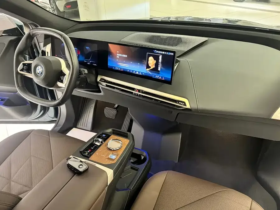 BMW iX 2023 facelift xDrive40 2025 — миниатюра 3