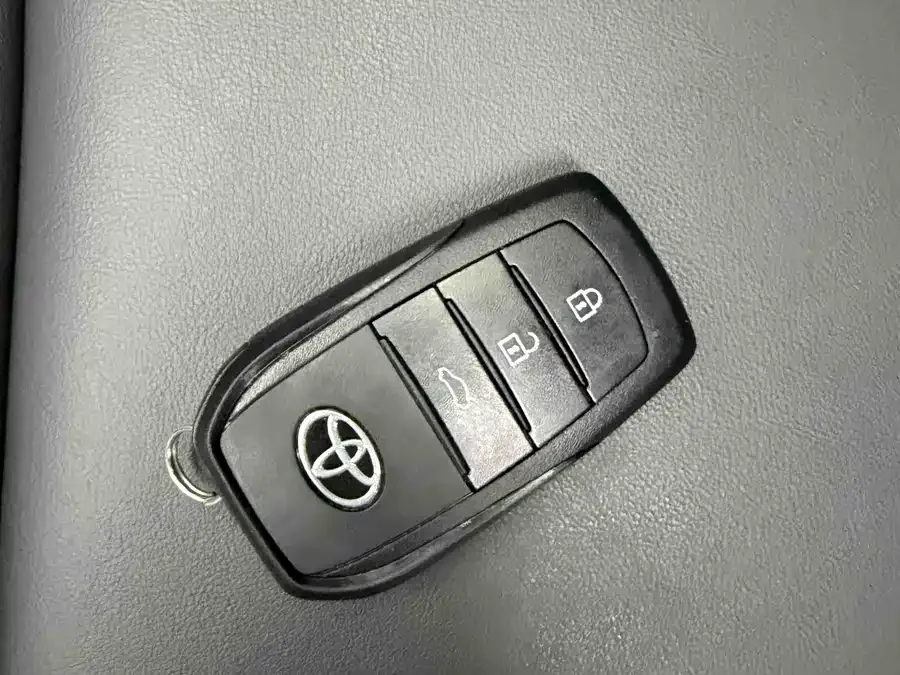 Toyota Camry 2026 Camry Hybrid 2.0HE Elite Edition 2025 — миниатюра 3