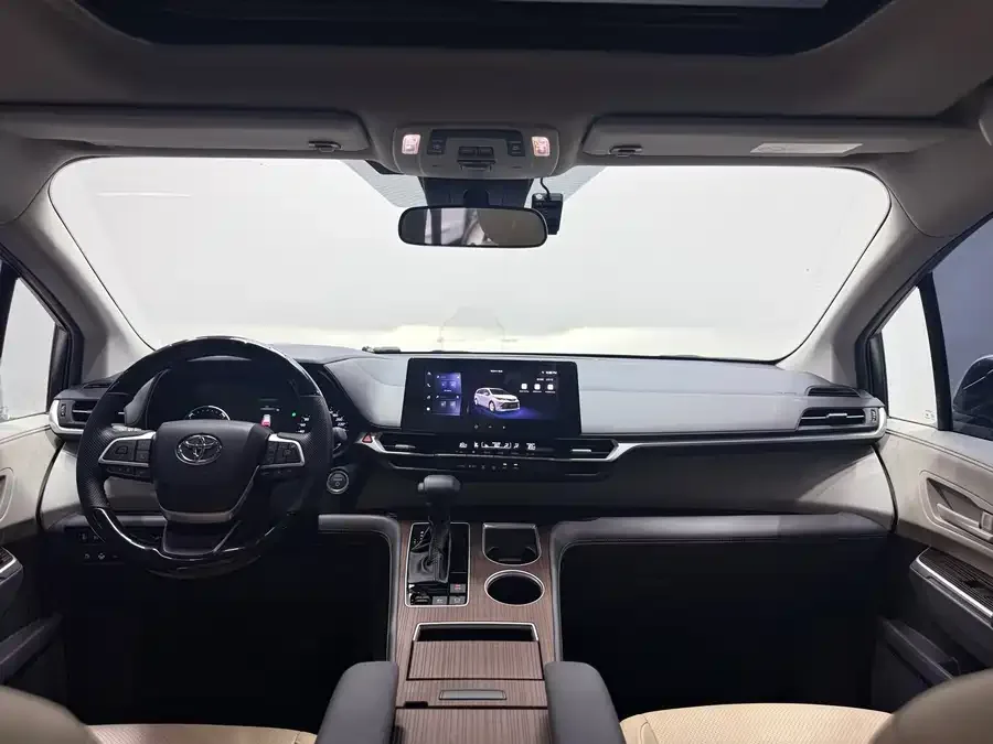 Toyota Sienna SIENNA 2024 2.5L Hybrid Comfort Edition 2025 — миниатюра 2