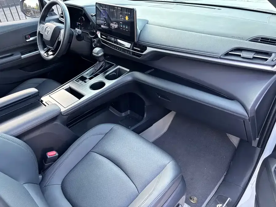 Toyota Sienna SIENNA 2024 2.5L Hybrid Premium Edition 2024 — миниатюра 3