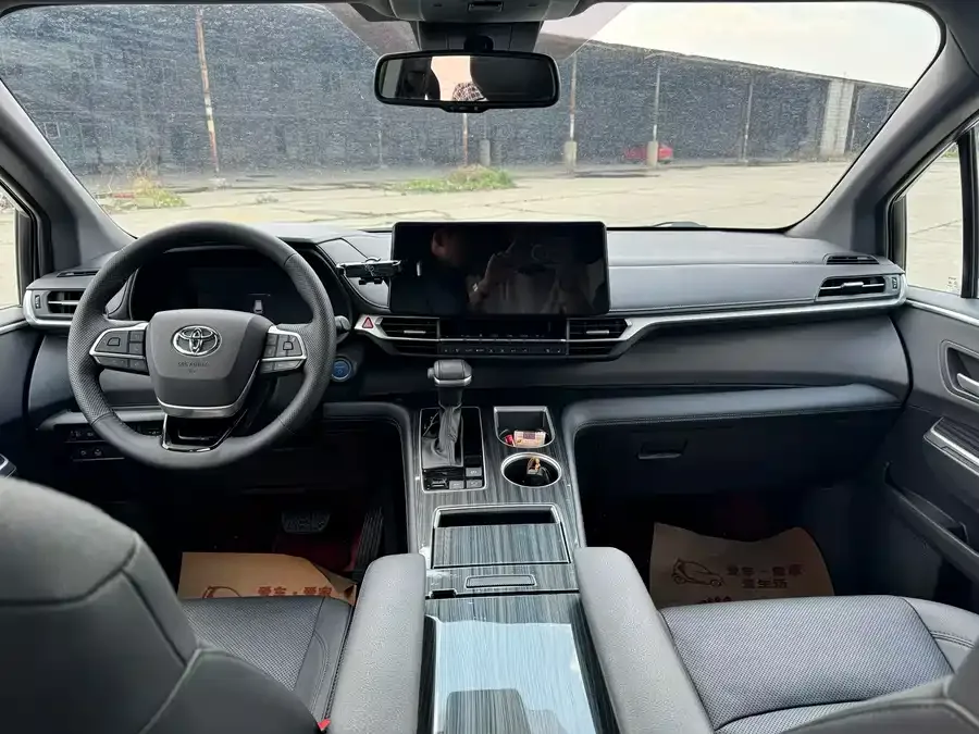 Toyota Sienna SIENNA 2021 2.5L Hybrid Premium Edition 2023 — миниатюра 2