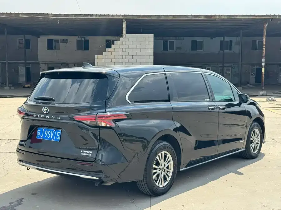 Toyota Sienna SIENNA 2021 2.5L Hybrid Premium Edition 2023 — миниатюра 3
