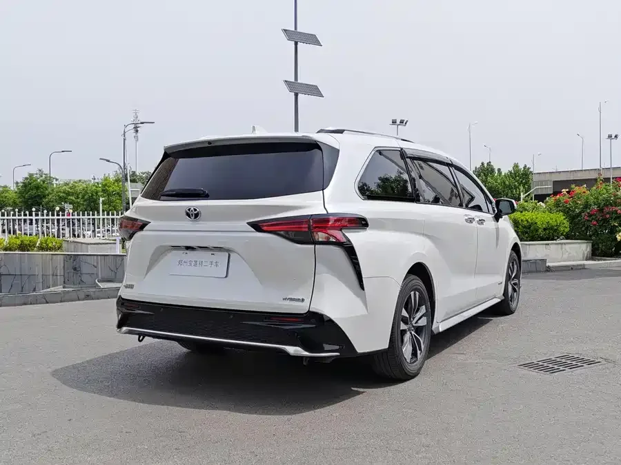 Toyota Granvia Grevia 2023 2.5L Hybrid Luxury Edition 2024 — миниатюра 2
